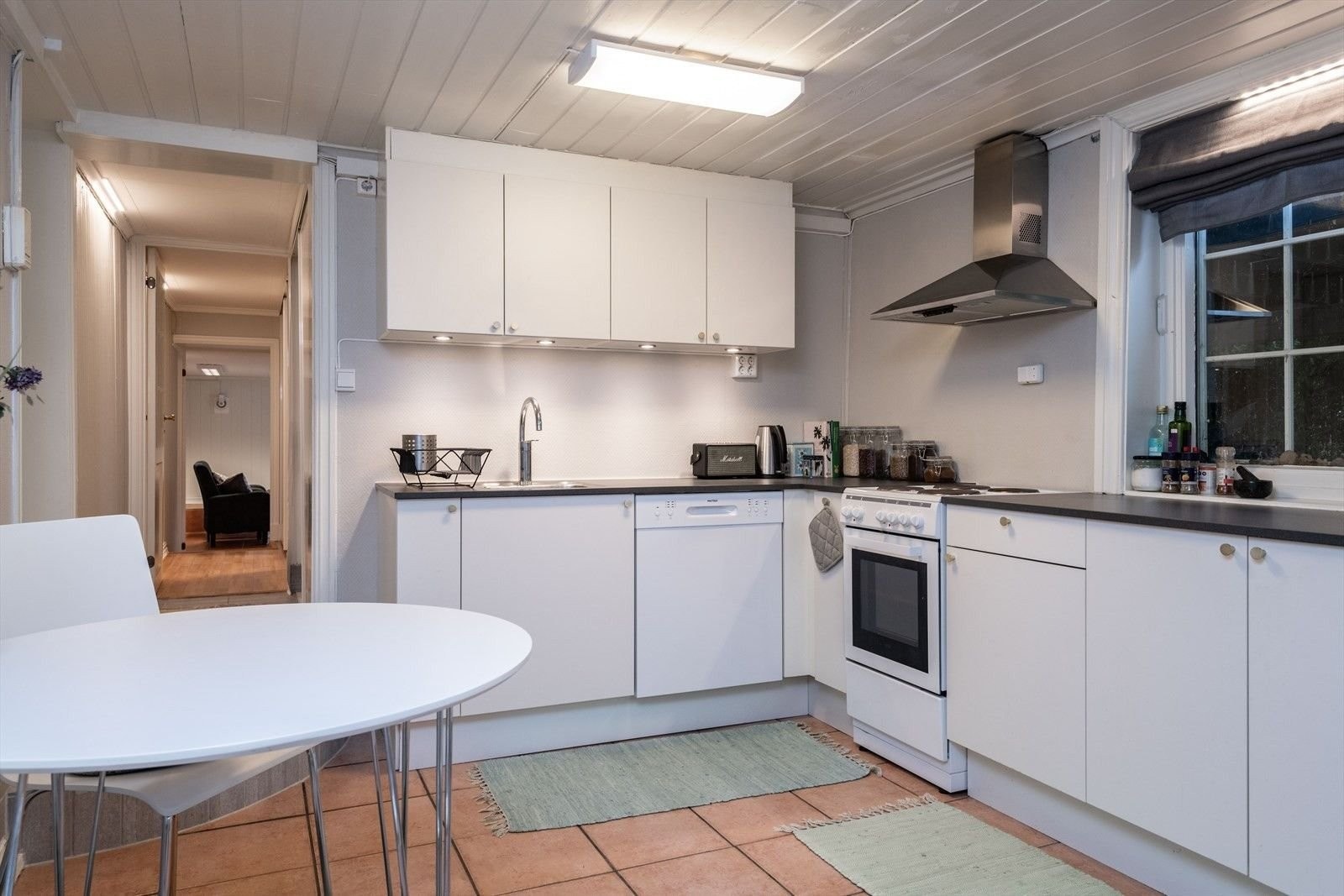 HTH-kjøkken (2017) i utleiedel med kombiskap kjøl/frys, komfyr, mikro og oppvaskmaskin – alt leietaker trenger. Galleribilde