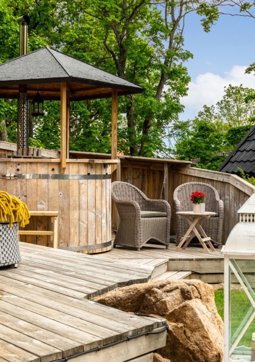 Vedfyrt badestamp med sommer dusj – perfekt for avkobling. Fyr opp, nyt den lune stemningen og avslutt med en frisk dusj under åpen himmel. Galleribilde