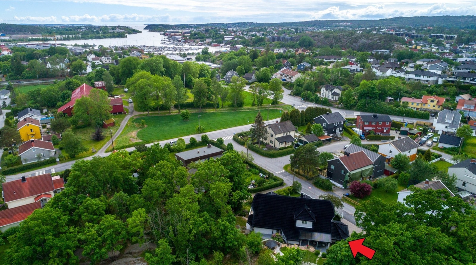 Beliggenheten er avgjørende når du ser etter et nytt hjem – og her er det lett å la seg begeistre. Utsikt mot Fjellberg båthavn (500 m) og Trosvik Gård midt i bildet. Sentralt, men med en sjelden landlig ro. Galleribilde