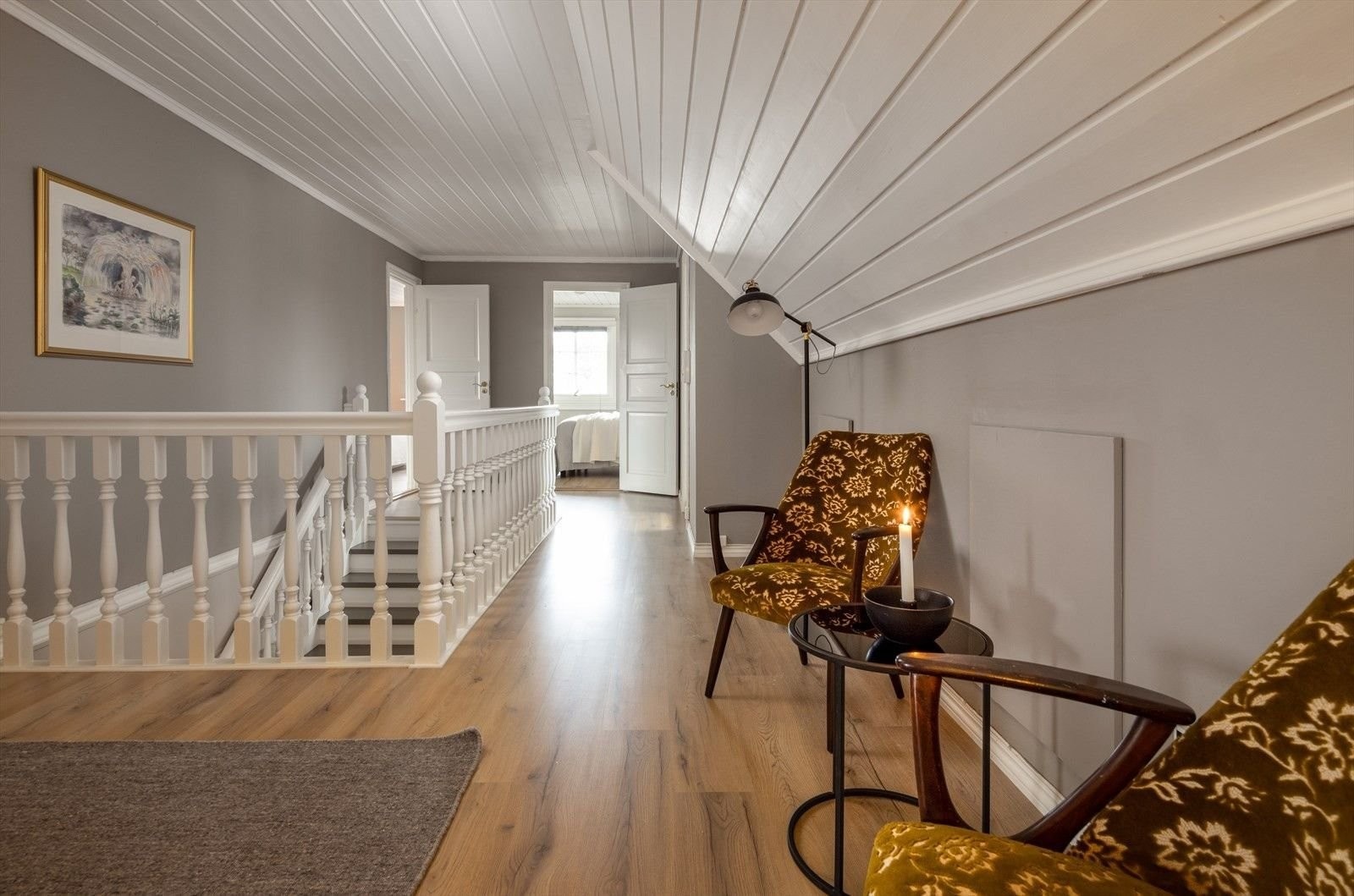 Loftsstue – hele etasjen oppusset i 2019 med nye gulv, lister, malte vegger, tak og dører. Galleribilde