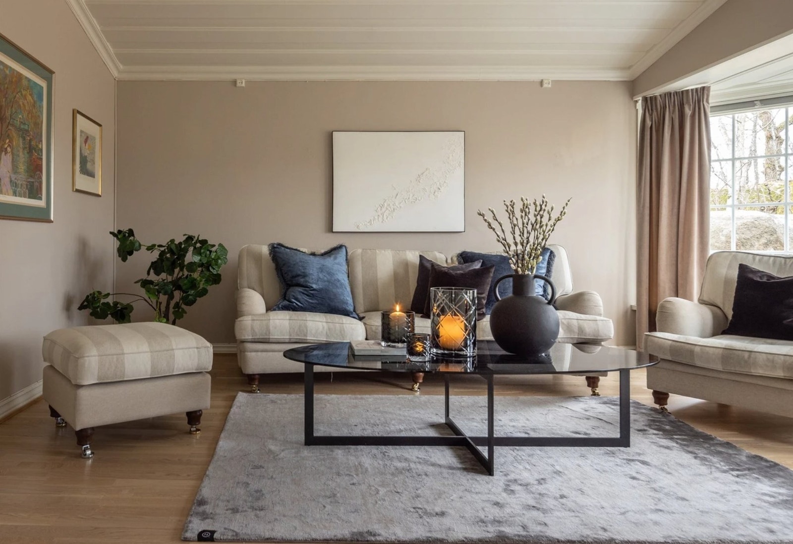 Stue 2: 20 m² med stor karnapp. Dør til stue 1 og spisestue. Nivåforskjell skaper en stor sosial sone. Galleribilde