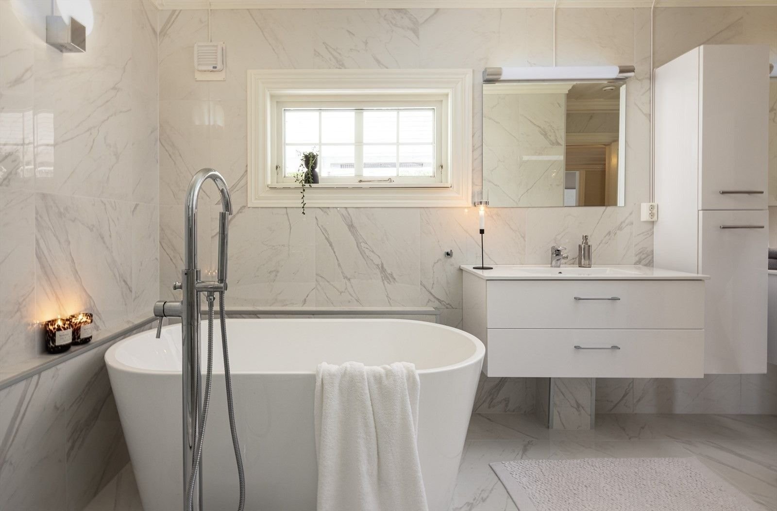 Lekkert badekar og veggmontert møbler. Her kan du kose deg med et herlig bad, levende lys og kanskje et glass med noe godt i. Galleribilde