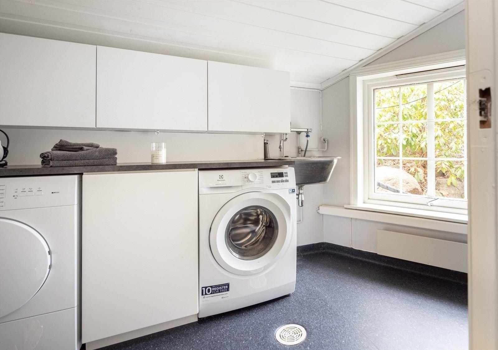 Vaskerom med direkte utgang til terrassen. Utstyrt med vaskemaskin, tørketrommel og god skapplass. Galleribilde