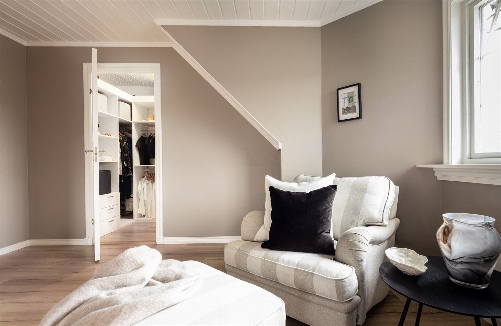 Master bedroom (25m2) med walk-in closet, oppgradert med nytt gulv og garderobe i 2019. Galleribilde