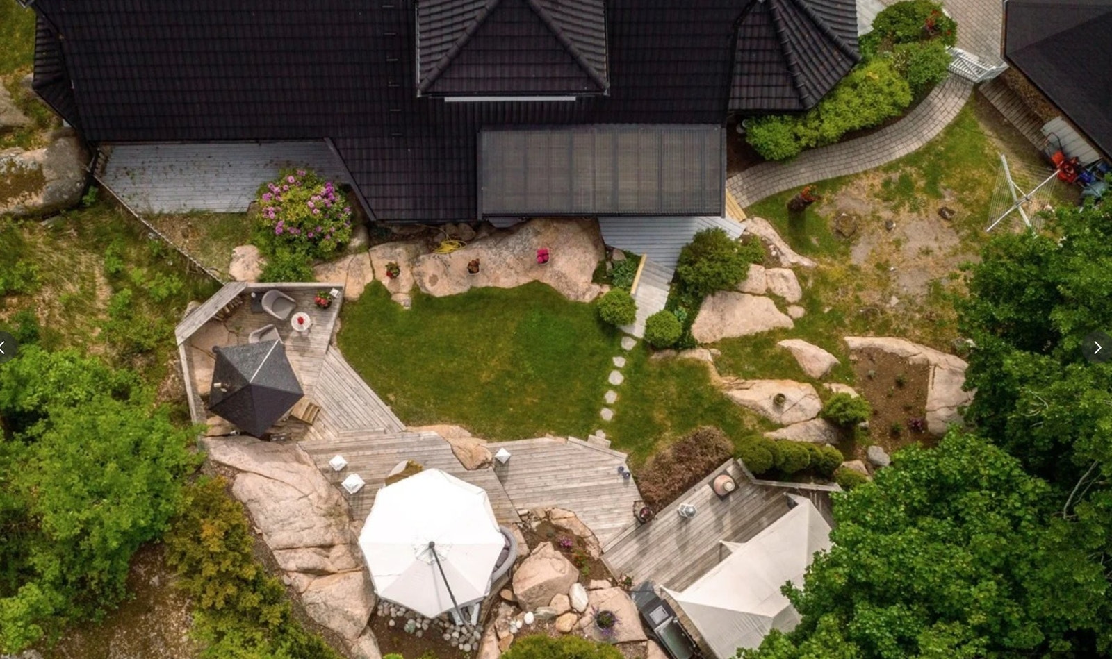 Bakhagen sett i fugleperspektiv med gangvei opp fra gatenivå. Her tar du imot gjester i en skjermet og hyggelig atmosfære med utsyn over nabolaget. Galleribilde