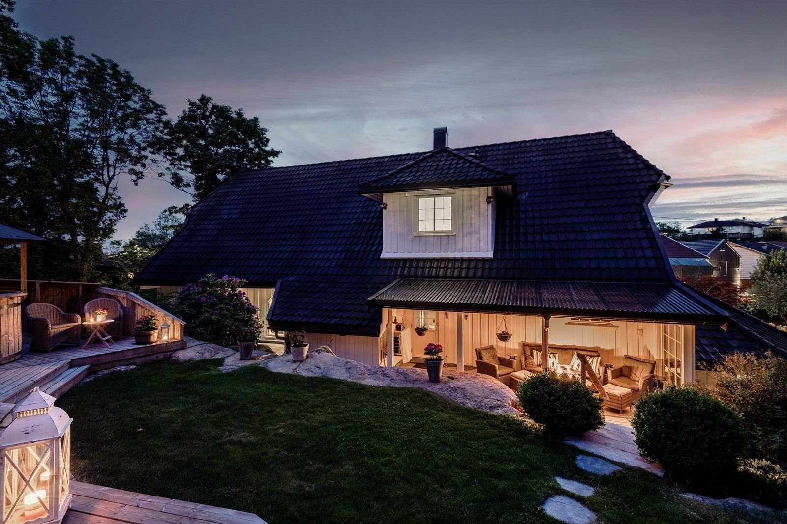 Bakhagen ligger skjermet og noen meter over gatenivå. Hus og skog omkranser en lun oase – perfekt for alt fra rolige dager til store selskap. Vi har hatt over 50 gjester her uten problem. Galleribilde