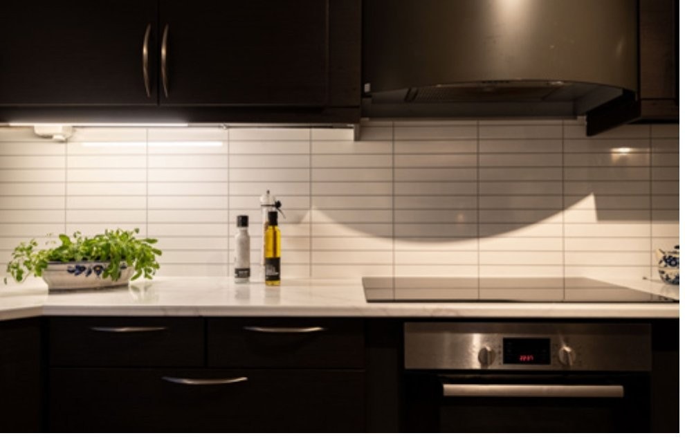 Elegant RørosHetta over koketopp. I tilknytning ligger kjølerom og plass for fryser og ekstra oppbevaring. Galleribilde