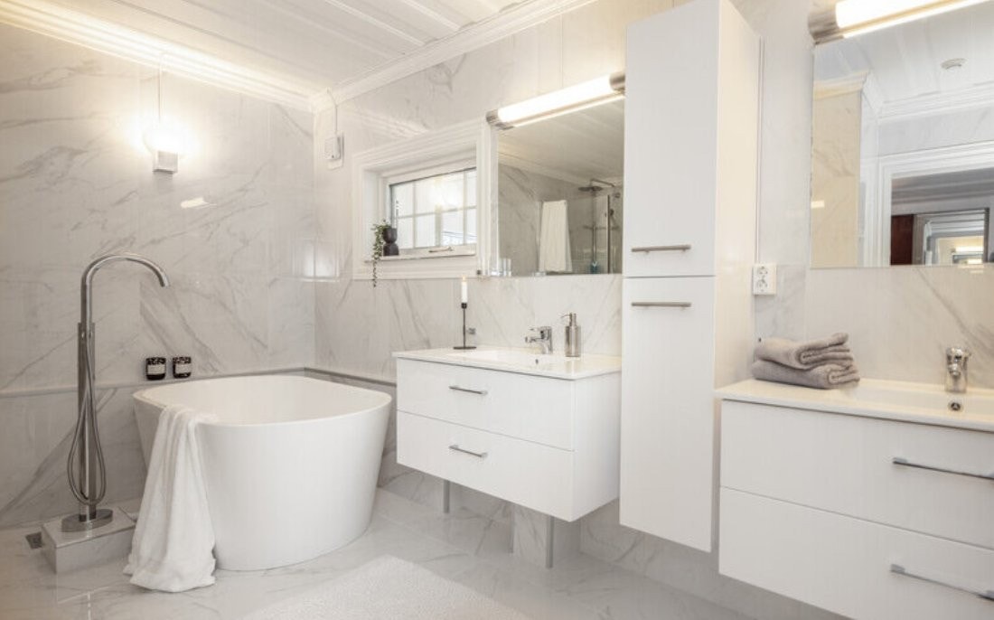 Lekkert bad fra (2022) med doble servanter – et sted for avslapning og velvære. Galleribilde