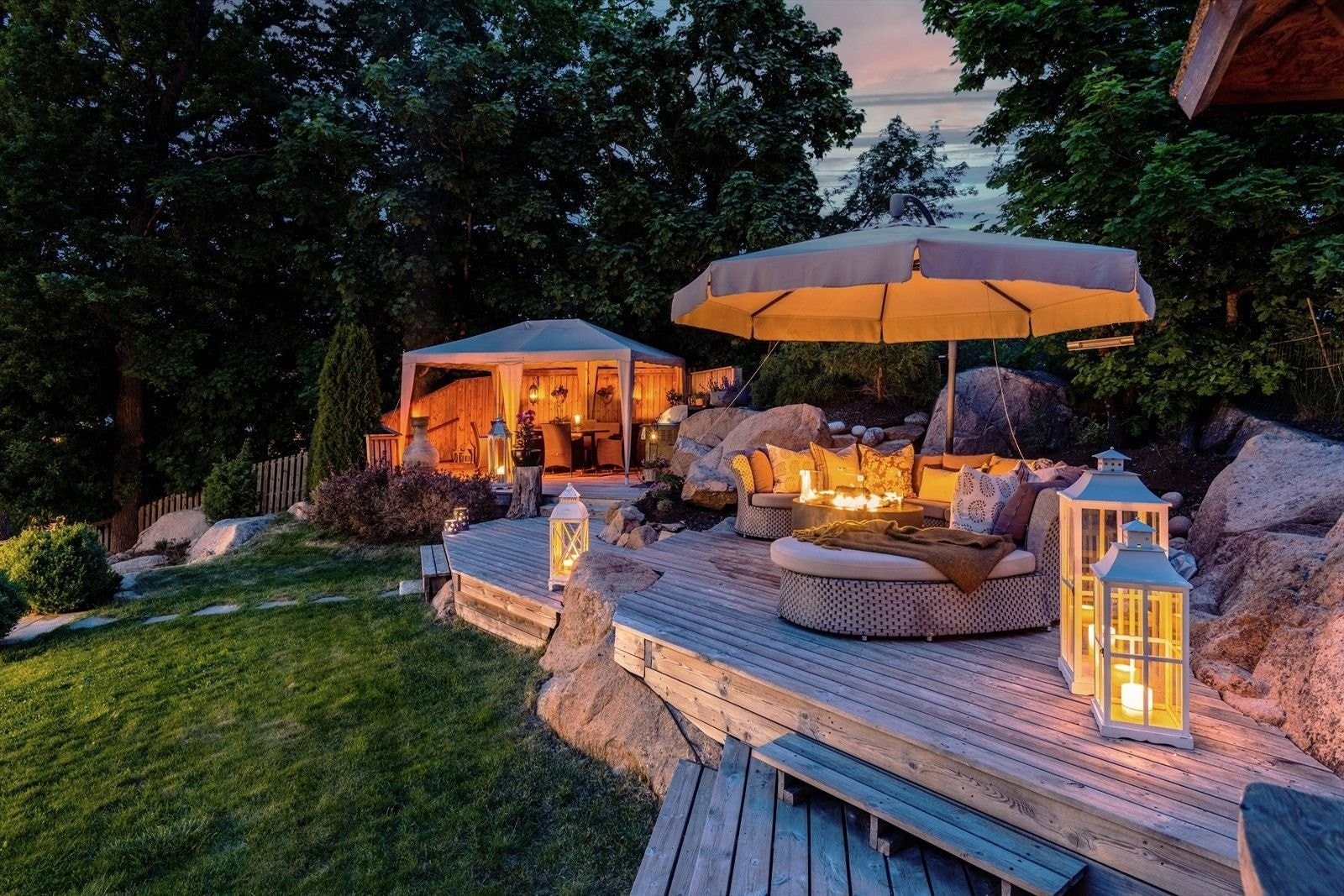 Samme solrike hagedel i kveldsstemning – lun, privat og innbydende. Galleribilde