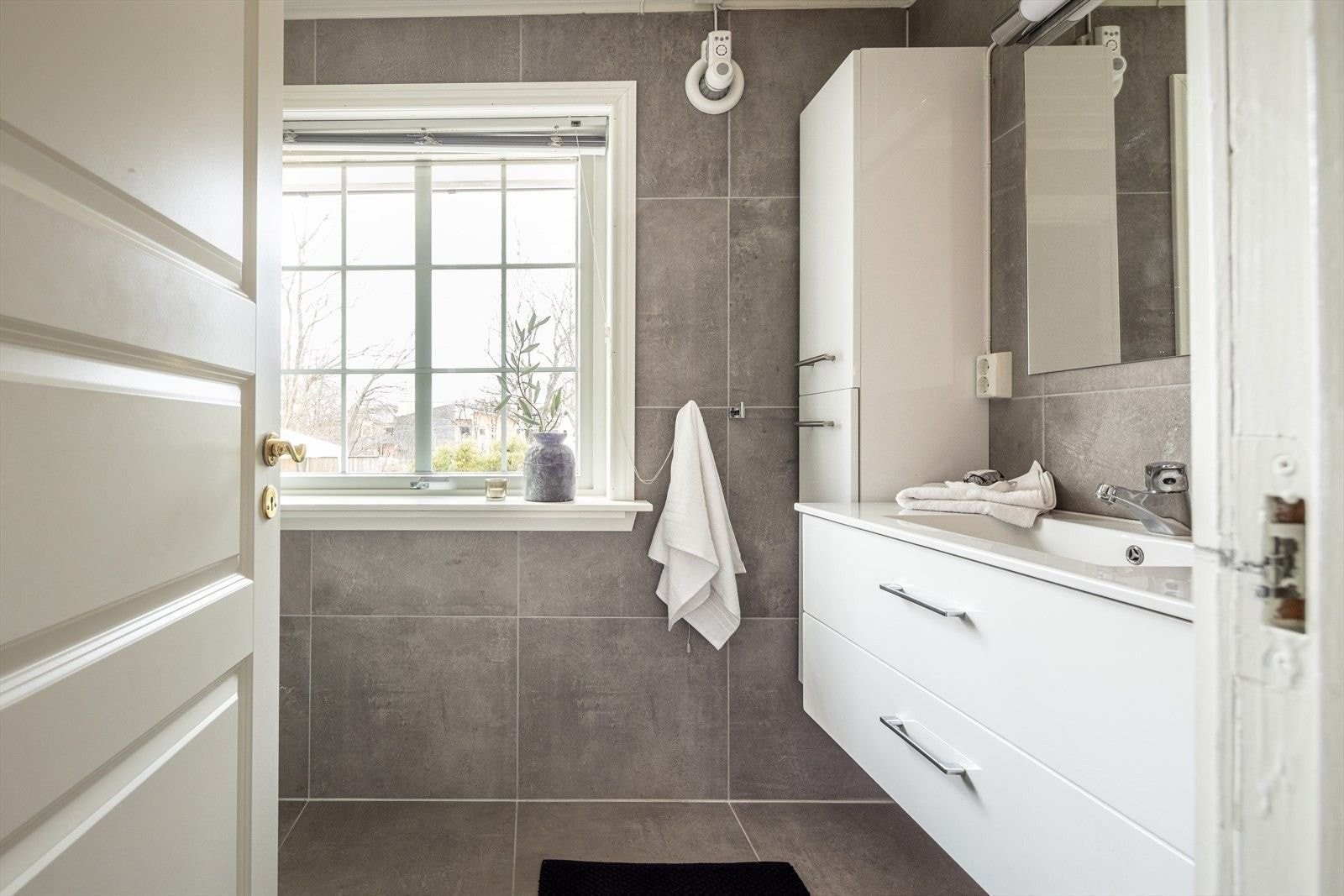 Badet har toalett og moderne dusj fra (2022). Galleribilde