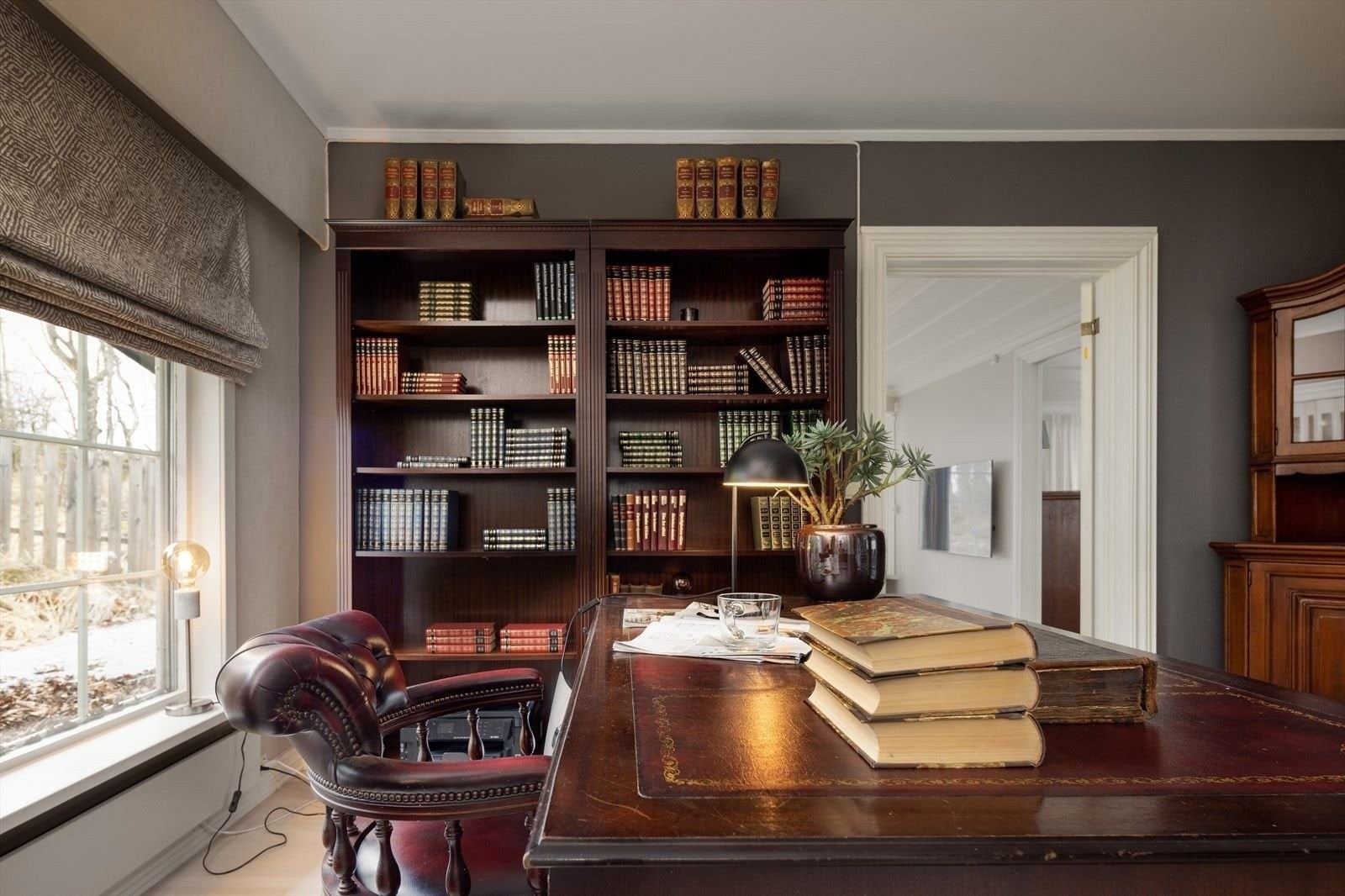 Kontorhjørne med reoler – møblene kan følge med om ønskelig. Galleribilde