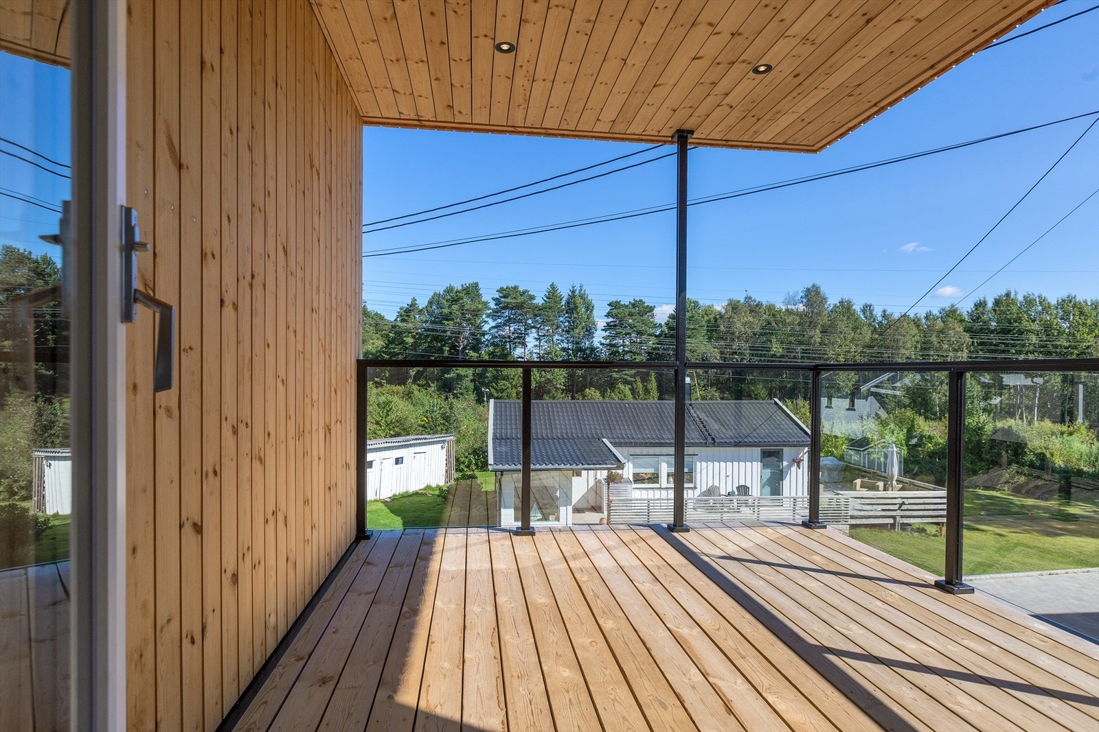 Fra Tv-stuen er det utgang til en solrik balkong på 6kvm med moderne glassrekkverk. Galleribilde