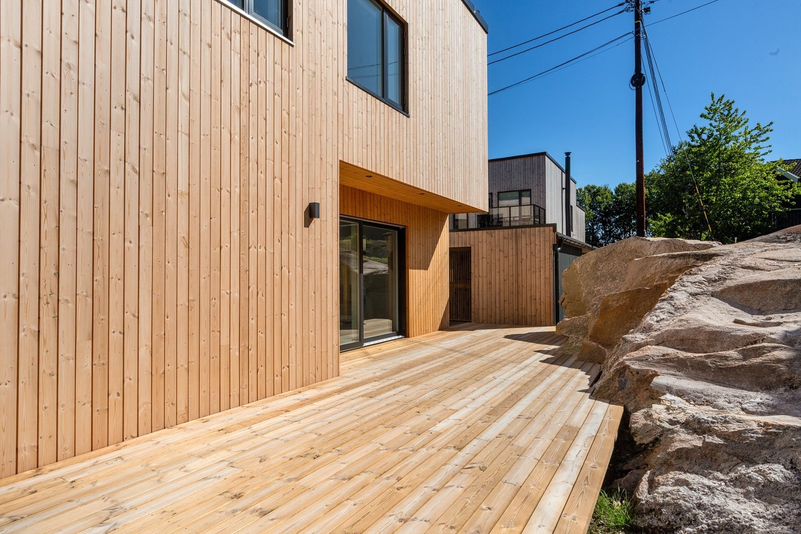 Flott terrasse som forlenger oppholdsrommet ute med hele 24kvm. Galleribilde