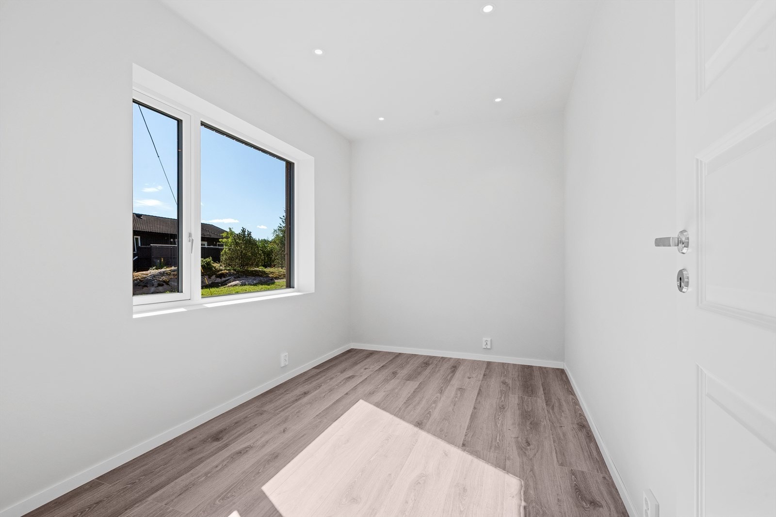 Lyse soverom, med store vindusflaser. Galleribilde