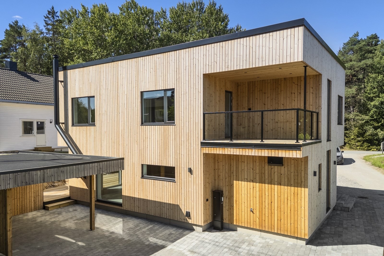 Lekker fasade i stilren utførelse og gjennomførte detaljer. Galleribilde