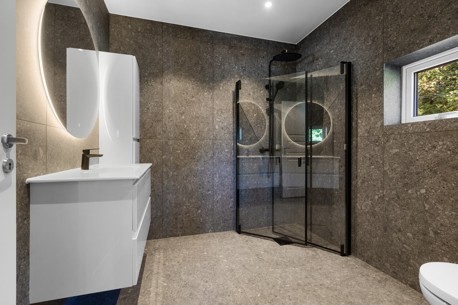 Det er to delikate bad i boligen. Galleribilde