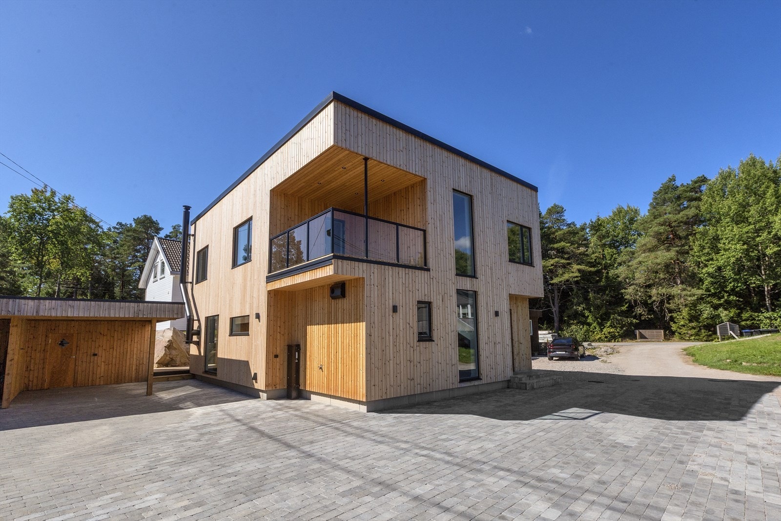 Moderne enebolig fra 2025 med flott arkitektur. Det er planlagt bygd en enebolig til høyre for denne. Galleribilde