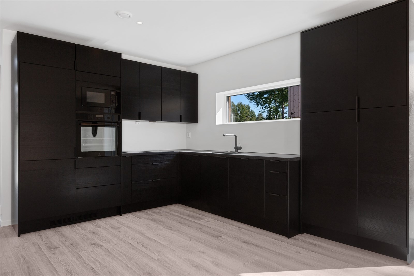 Kjøkkenet er stilrent med moderne innredning. Galleribilde