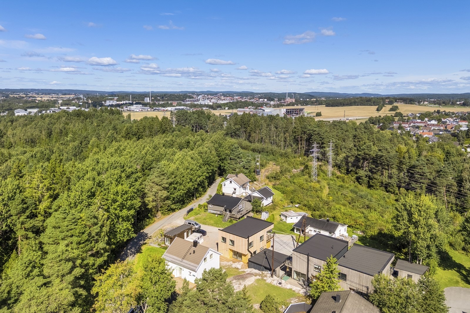 Boligen ligger skjermet til i flotte omgivelser. Galleribilde