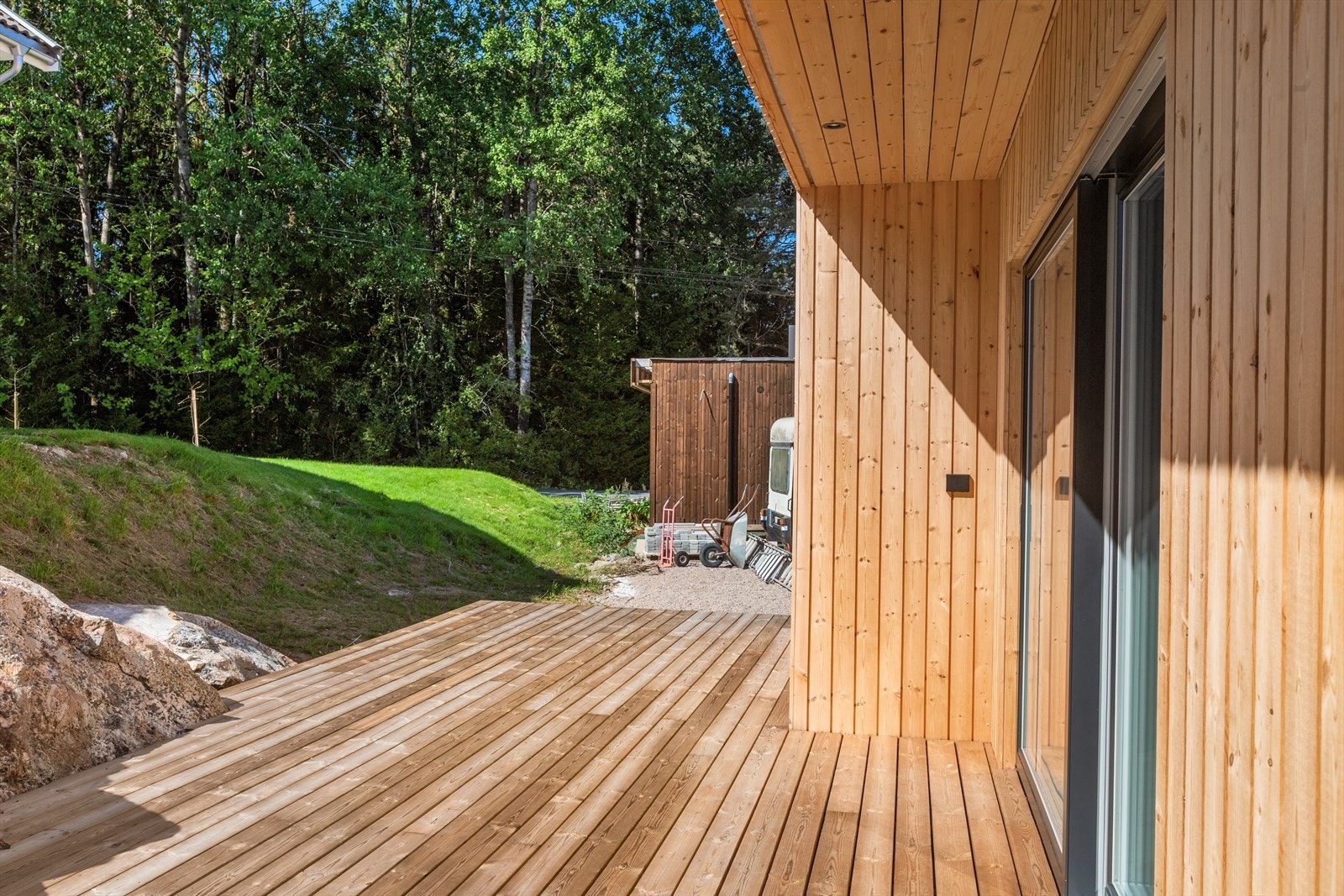 Innbydende og solrik uteplass med skjermet beliggenhet, perfekt sone for hyggelige sommerdager. Galleribilde