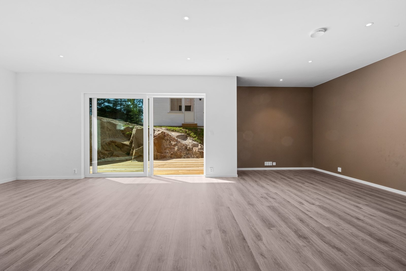 Det er store vindusflater som slipper inn rikelig med naturlig lys. Galleribilde