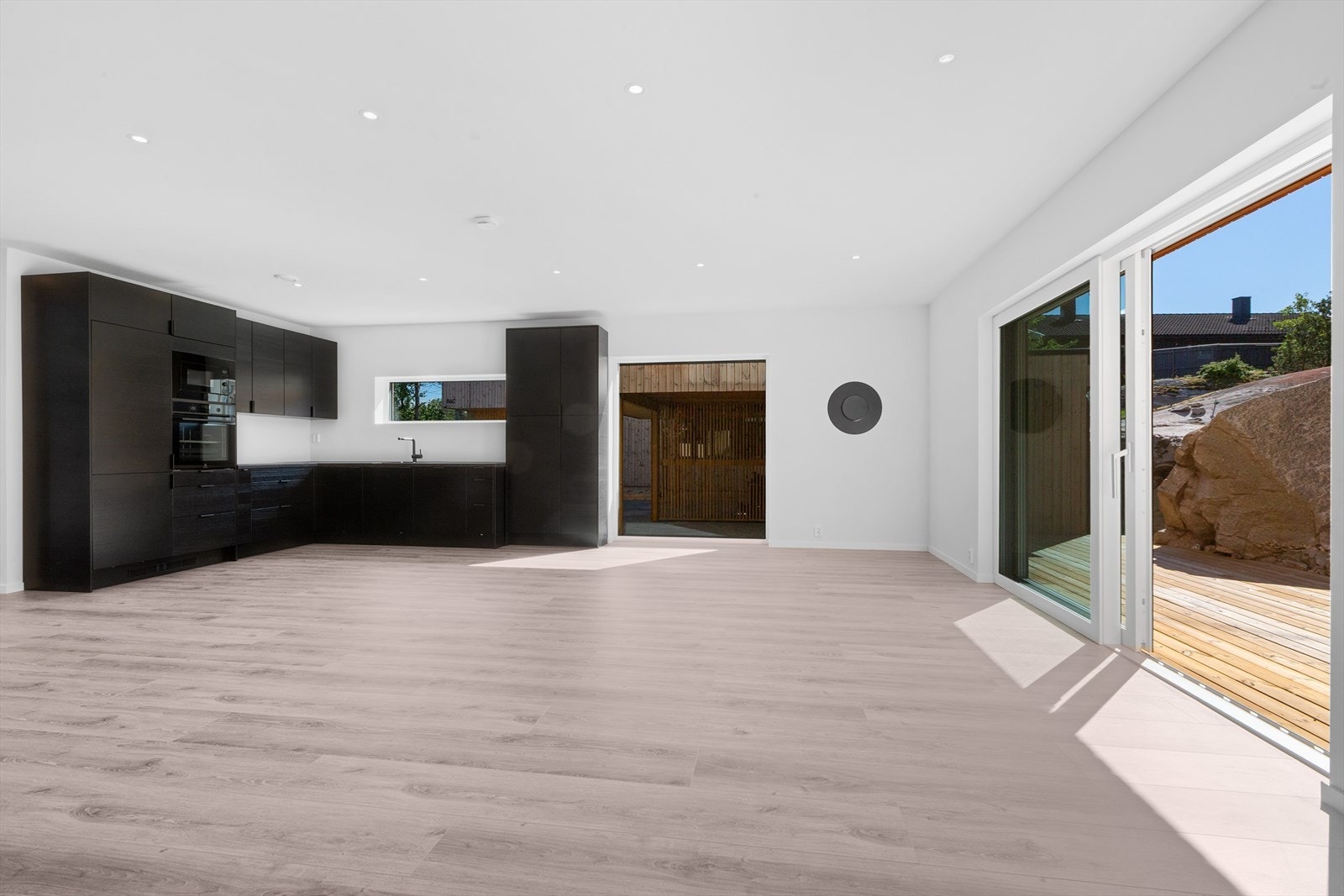 En sosial sone med åpenløsning mellom kjøkken, stue og terrasse. Galleribilde