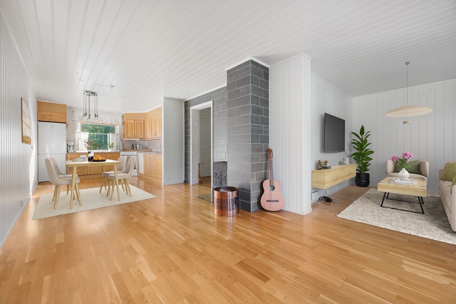 Velkommen til Myrvegen 24 A. Stue/kjøkken. Vinkelstue. I denne leiligheten er det åpnet opp mellom stue og kjøkken. Gjennomgående lys gir en ekstra lys og fin atmosfære. (Bildet er digitalt møblert) Galleribilde