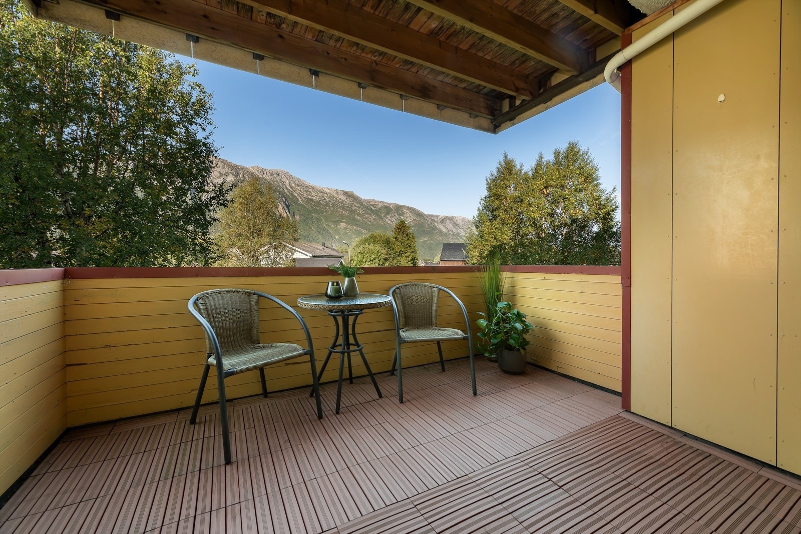 Veranda som er vestvendt og solrik. Den er på ca. 8 kvm, er takoverbygd og gir god plass for utemøbler. Fint sted for lange solrike ettermiddager og kvelder sommerstid. Utsikt mot Øyfjellet. Galleribilde