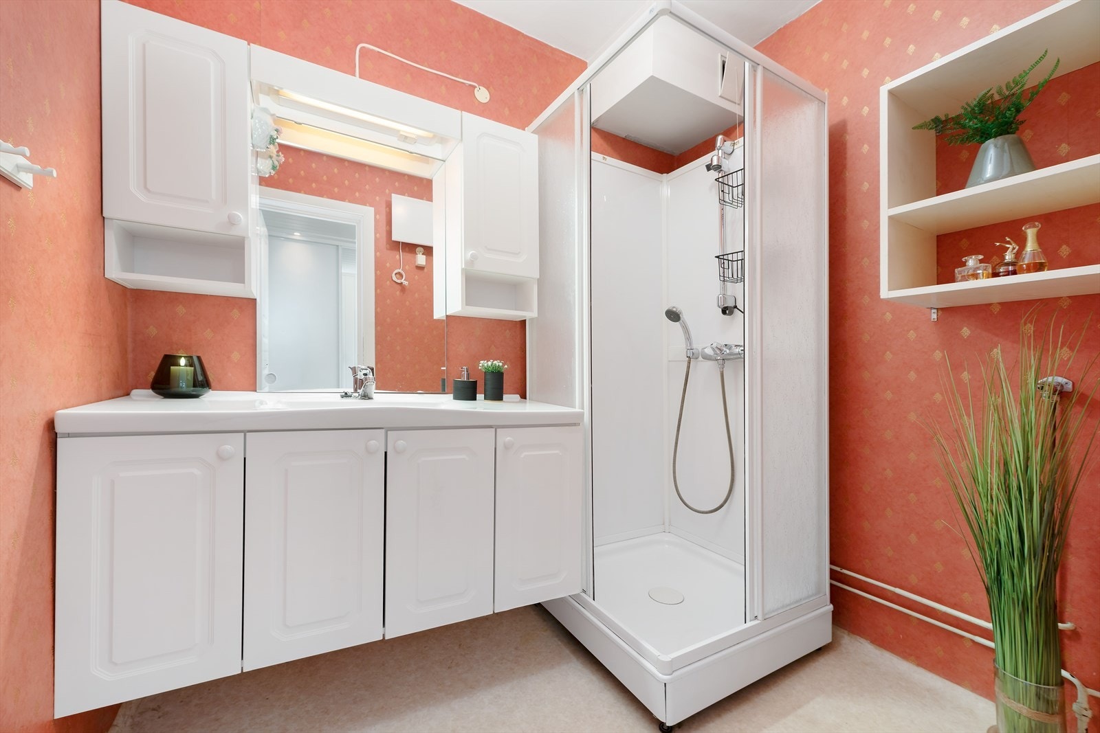 Badet har innredning med heldekkende servant og godt med skapplass. Dusjkabinett. Opplegg for vaskemaskin. Galleribilde