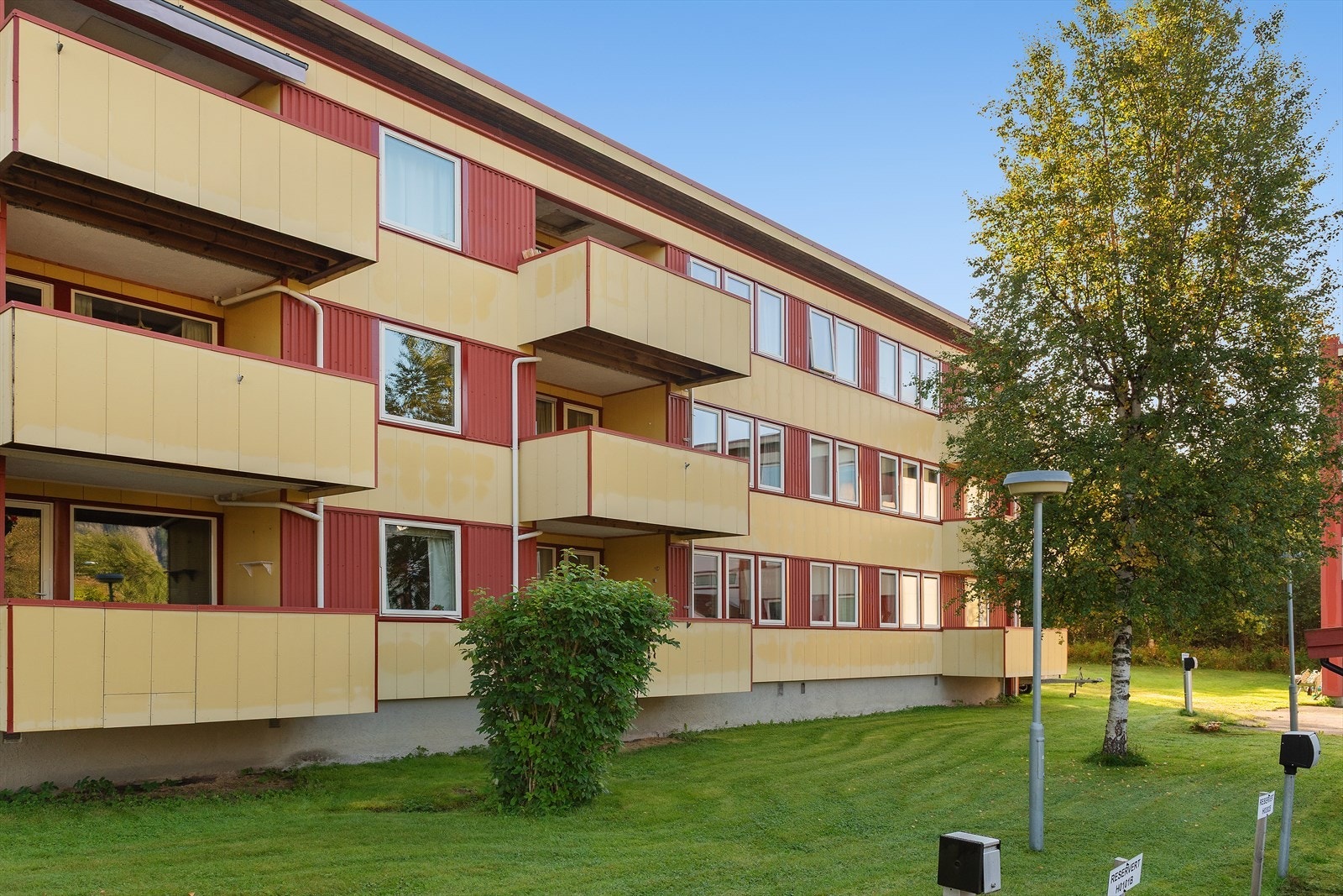 Her finner du en lys og hyggelig 3-roms leilighet i 2. etg. Galleribilde