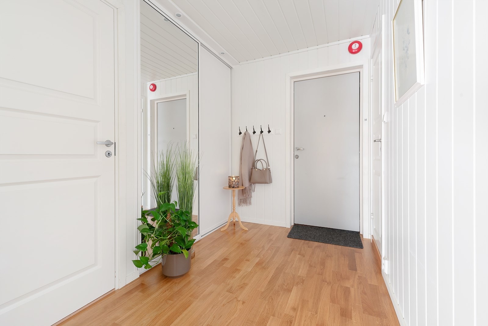 En innbydende gang tar deg imot. Praktisk skyvedørsgarderobe med speil. Galleribilde