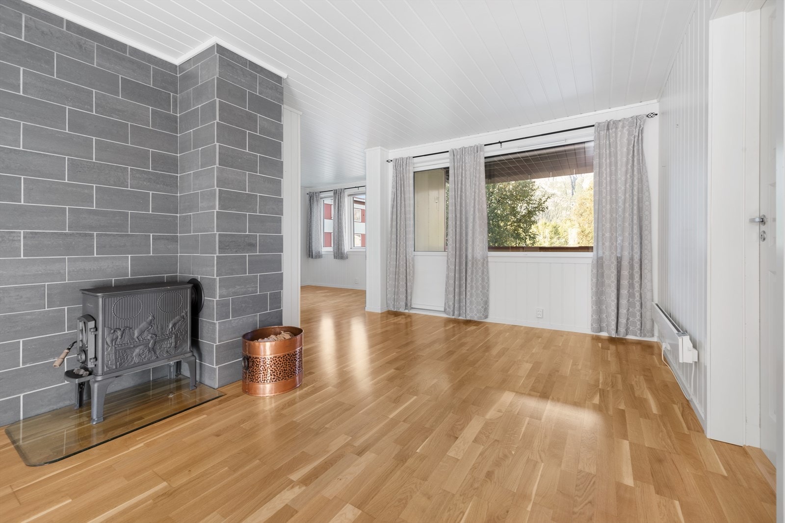 Stue. Til høyre ser du dør inn til soverom og videre til innvendig praktisk bod. I tillegg følger det 2 boder i kjeller. Galleribilde