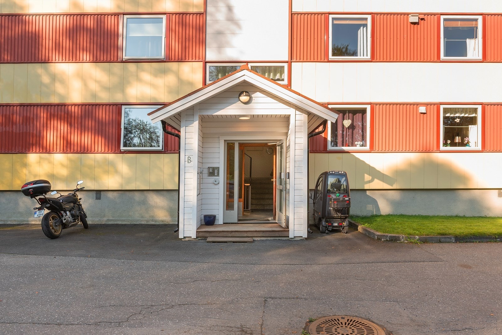 Hyggelig inngangsparti. Det er busstopp like ved blokka. Ny taktekking, renovert inngangsparti, fjernet oljetanker og nytt dørtelefon anlegg. I regi av borettslaget. Husk å meld deg på hyggelig visning! Galleribilde