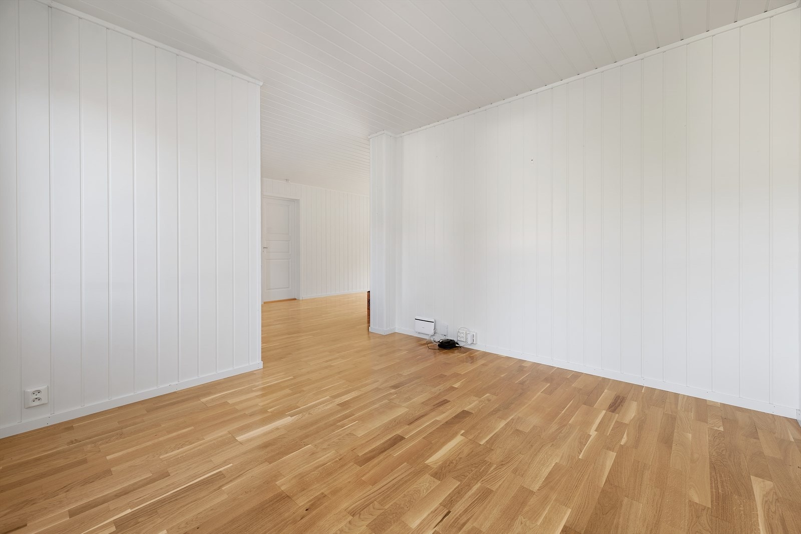 Parkett på gulv på stue, kjøkken og gang. Galleribilde