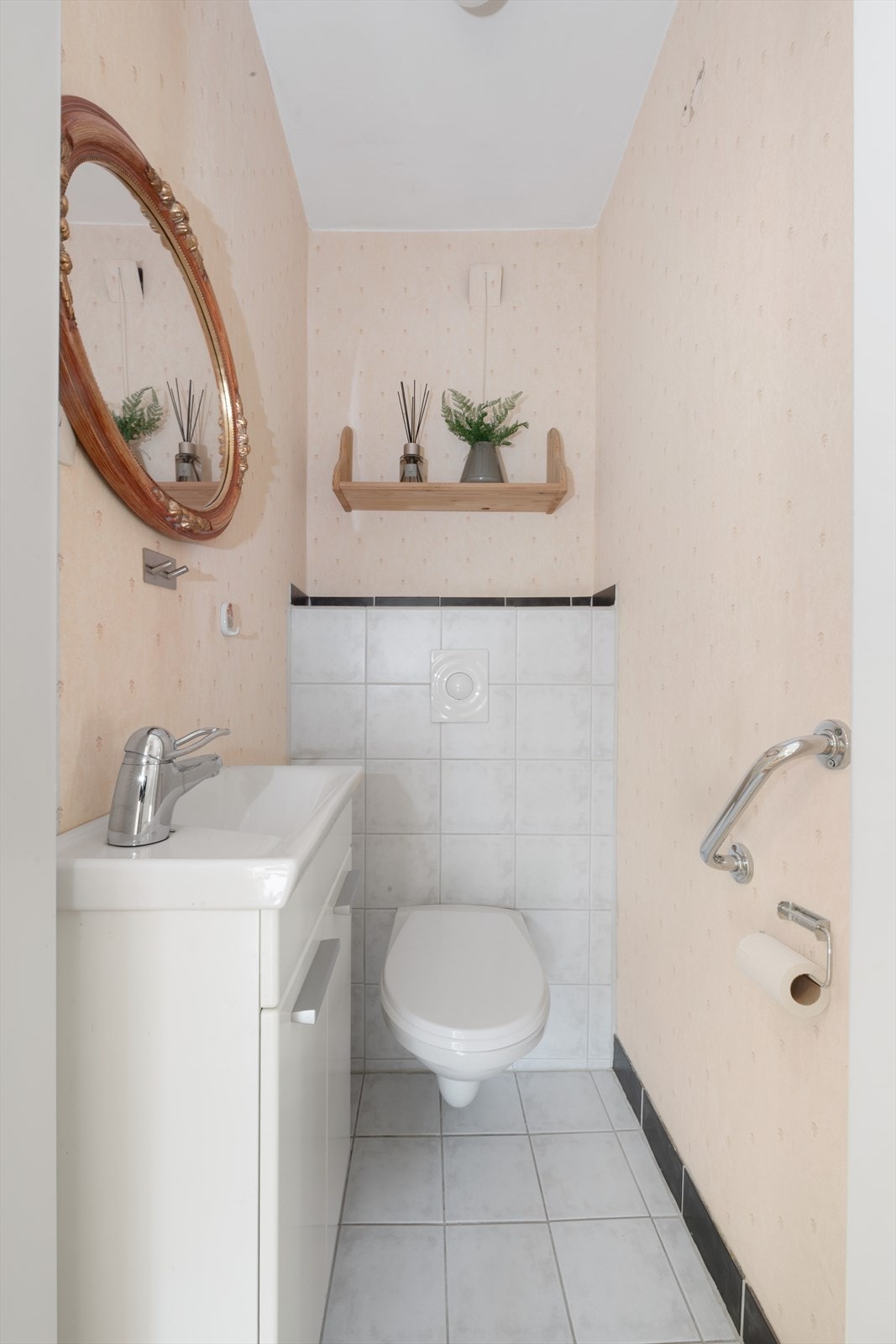 Toalettrom. Veggmontert toalett. Servant og liten innredning. Flislagt gulv. Rørfornying i regi av borettslaget i 2023. Galleribilde