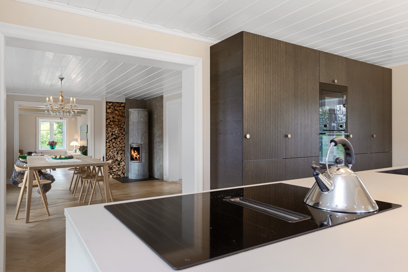 Kjøkkenet ligger tilbaketrukket fra spisestuen, men kan virkelig omtales som hjertet av boligen. Galleribilde