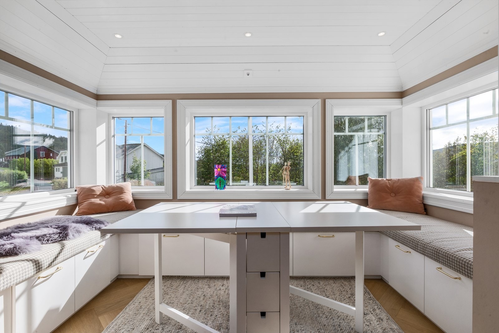 Perfekt rom for lek og lekser for barna. Galleribilde