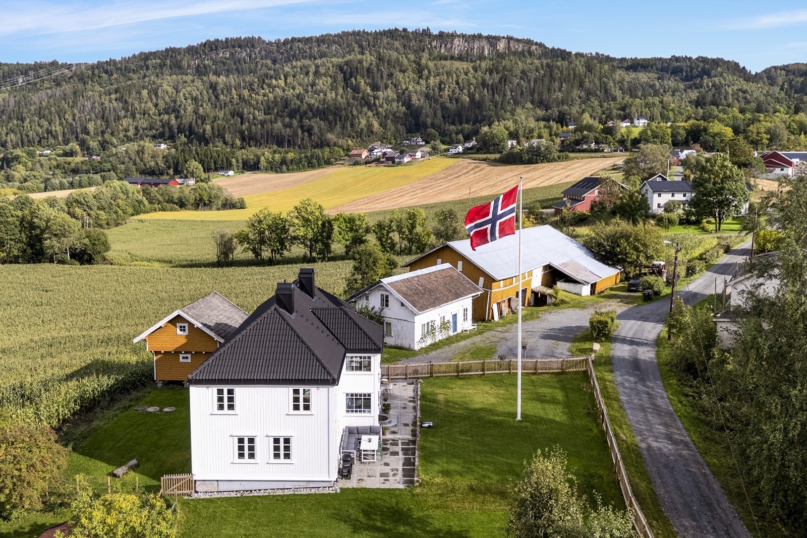 Eiendommen har landlig beliggenhet, men bebyggelsen i gata ligger som perler på en snor. Galleribilde