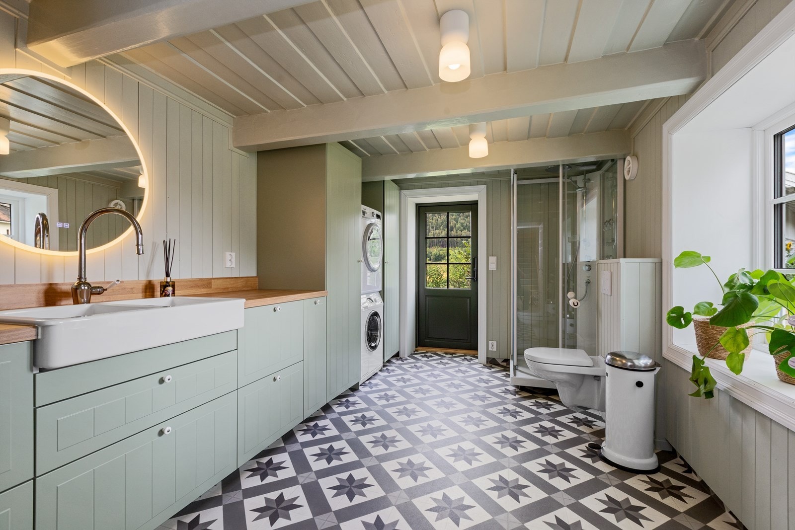 Kombinert bad- og vaskerom med egen inngang, toalett og plass for både tørking og bretting av tøy. Galleribilde