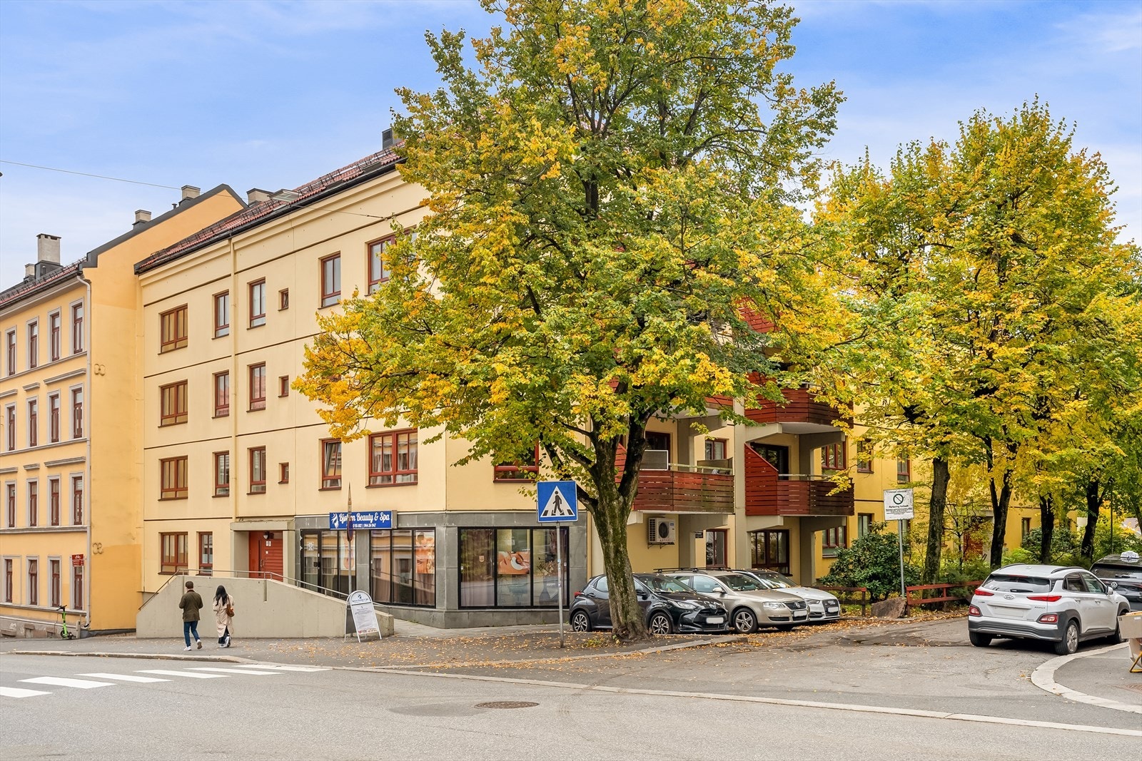 Fasade. Attraktivt og ryddig borettslag med Bjølsenparken direkte utenfor leilighetsdøren, samtidig som du har alt av servicetilbud og offentlig kommunikasjon i umiddelbar nærhet. Galleribilde
