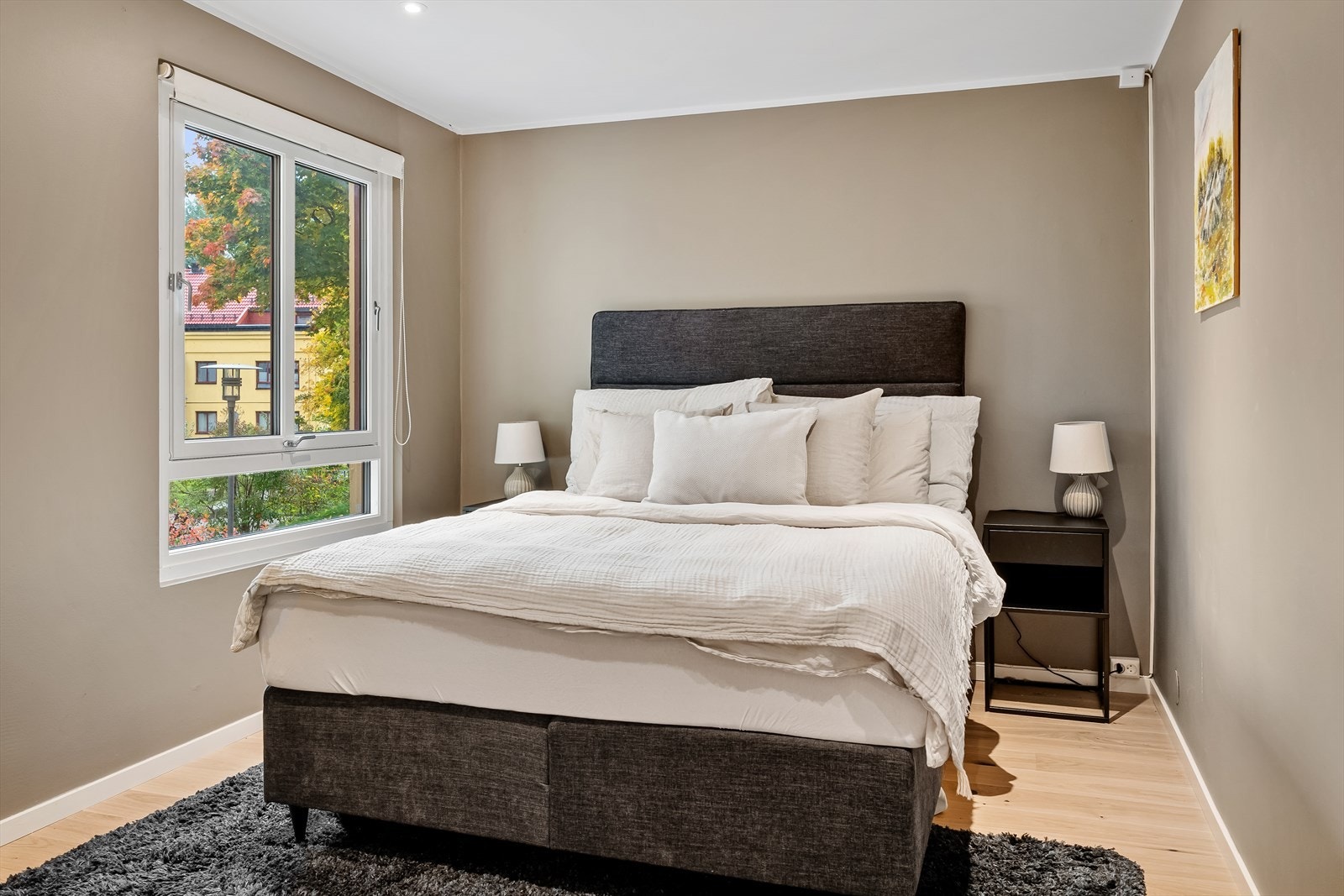 Leiligheten disponerer to romslige soverom. Innbydende hovedsoverom med generøse vindusflater og en luftig romfølelse. Galleribilde