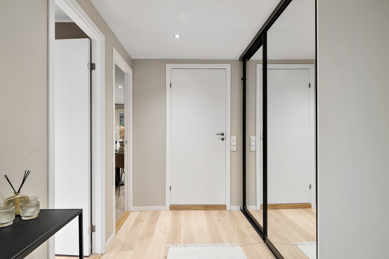 Plassbesparende skyvedørsgarderobe med full takhøyde, som gir svært god lagringsplass til yttertøy, sko og øvrige eiendeler. Galleribilde