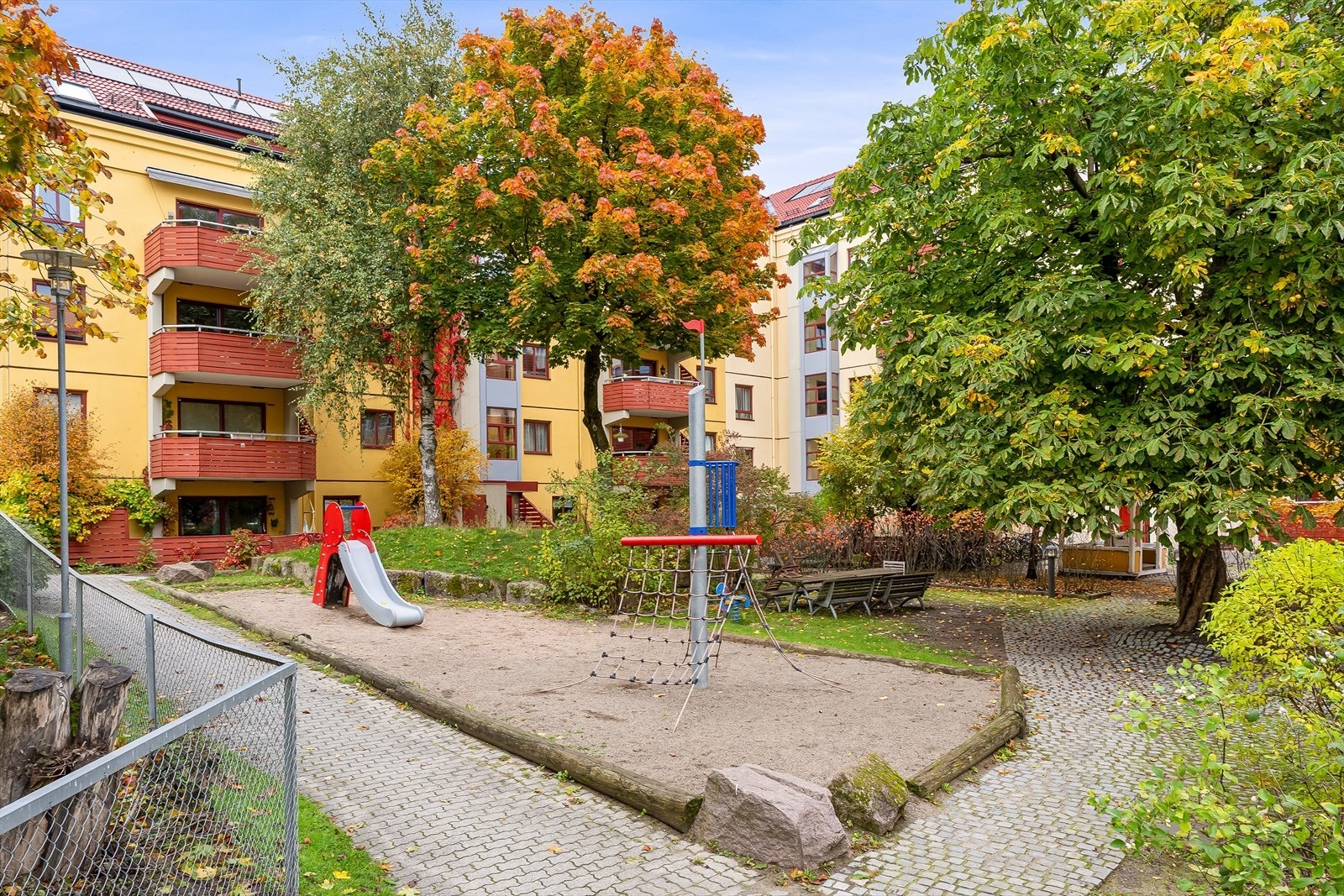 Velstelte fellesarealer med lekeplass, sittebenker og frodige grøntområder, perfekt for både små og store. Galleribilde