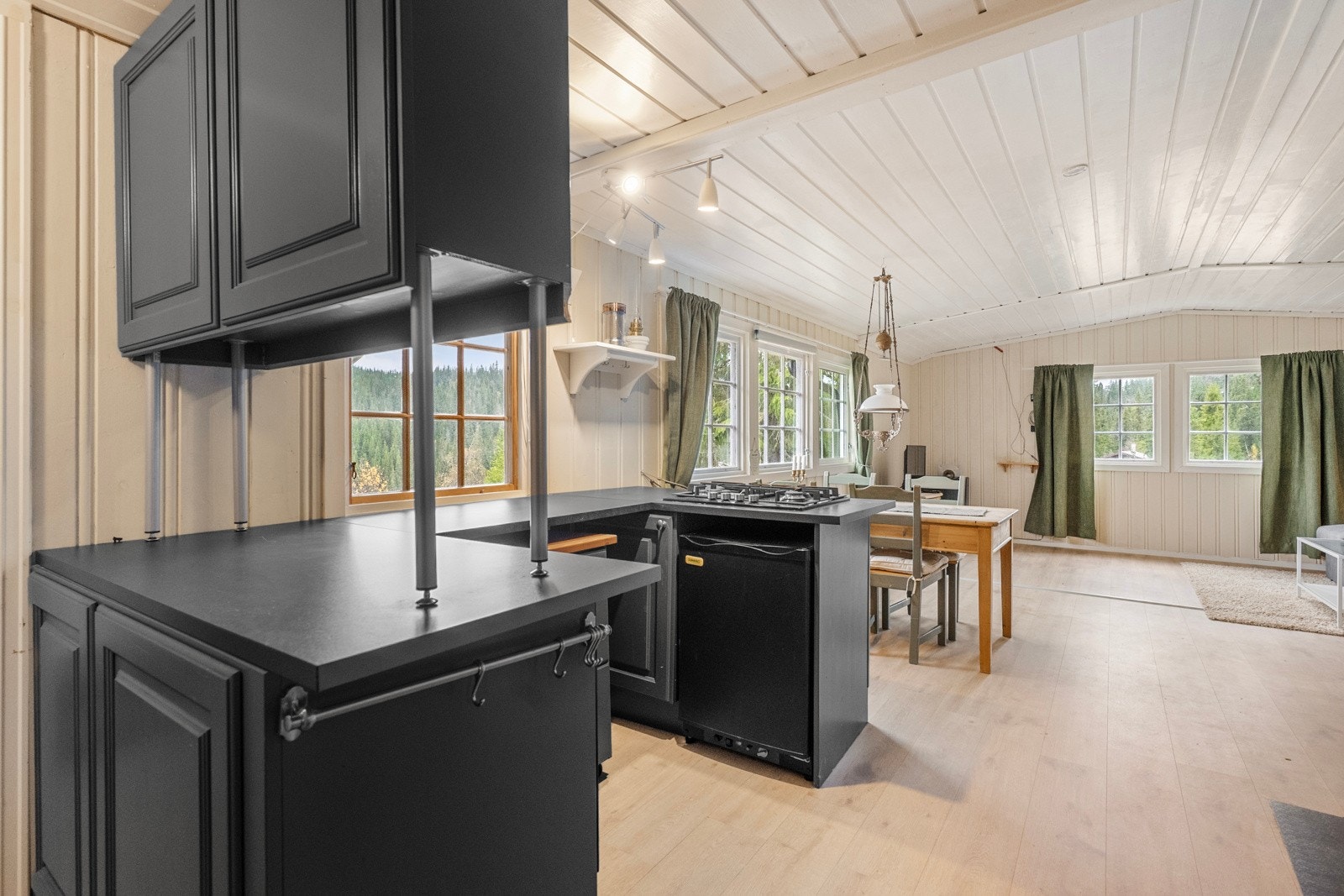 Her ligger alt til rette for å lage gode måltider, samtidig som du kan holde praten gående med resten av familien i stuen. Galleribilde