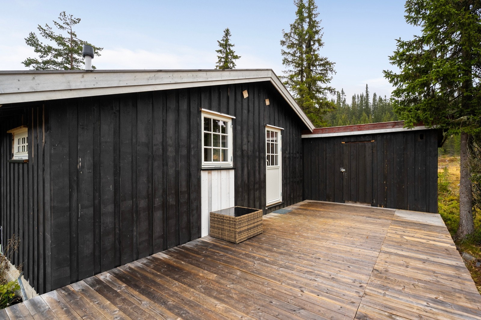 Ute finner du en stor terrasse på 51 m² med gode solforhold, samt uthus med lagringsplass Galleribilde