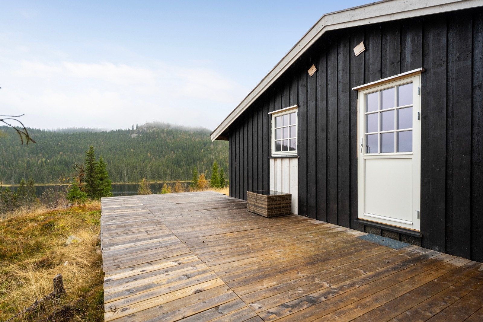 Her kan du nyte kaffekoppen i morgensola eller samle familie og venner til grillkvelder i kveldssolen Galleribilde