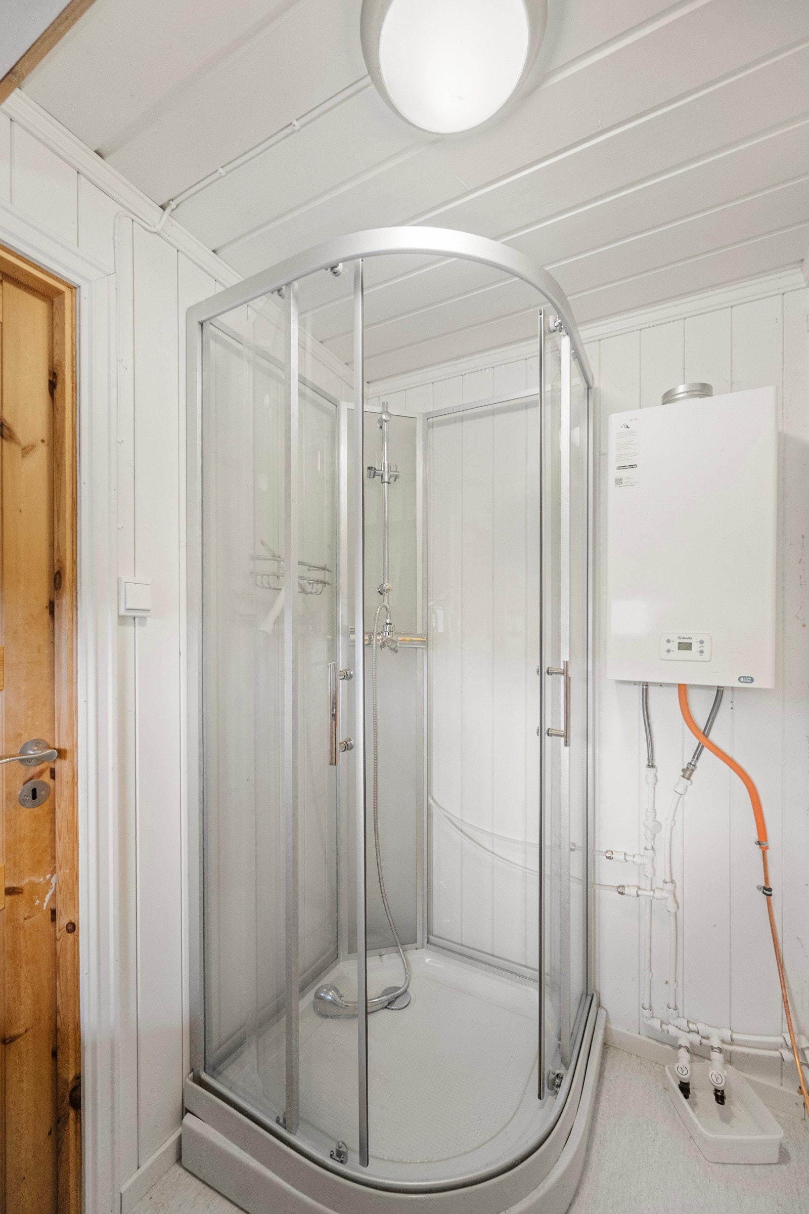 dusjkabinett med vann fra beholder via 12V pumpe, og veggmontert vannvarmer Galleribilde