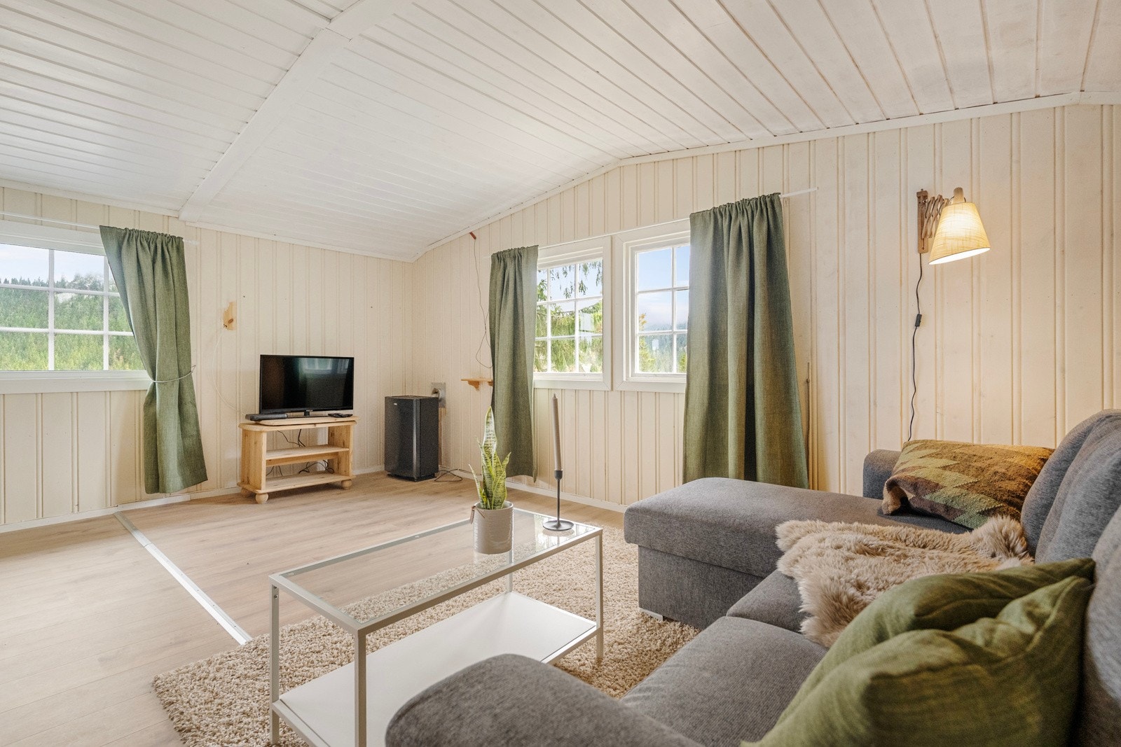 Hytta er delvis oppusset, og det gjenstår kun litt maling og små detaljer for den neste eieren. Galleribilde