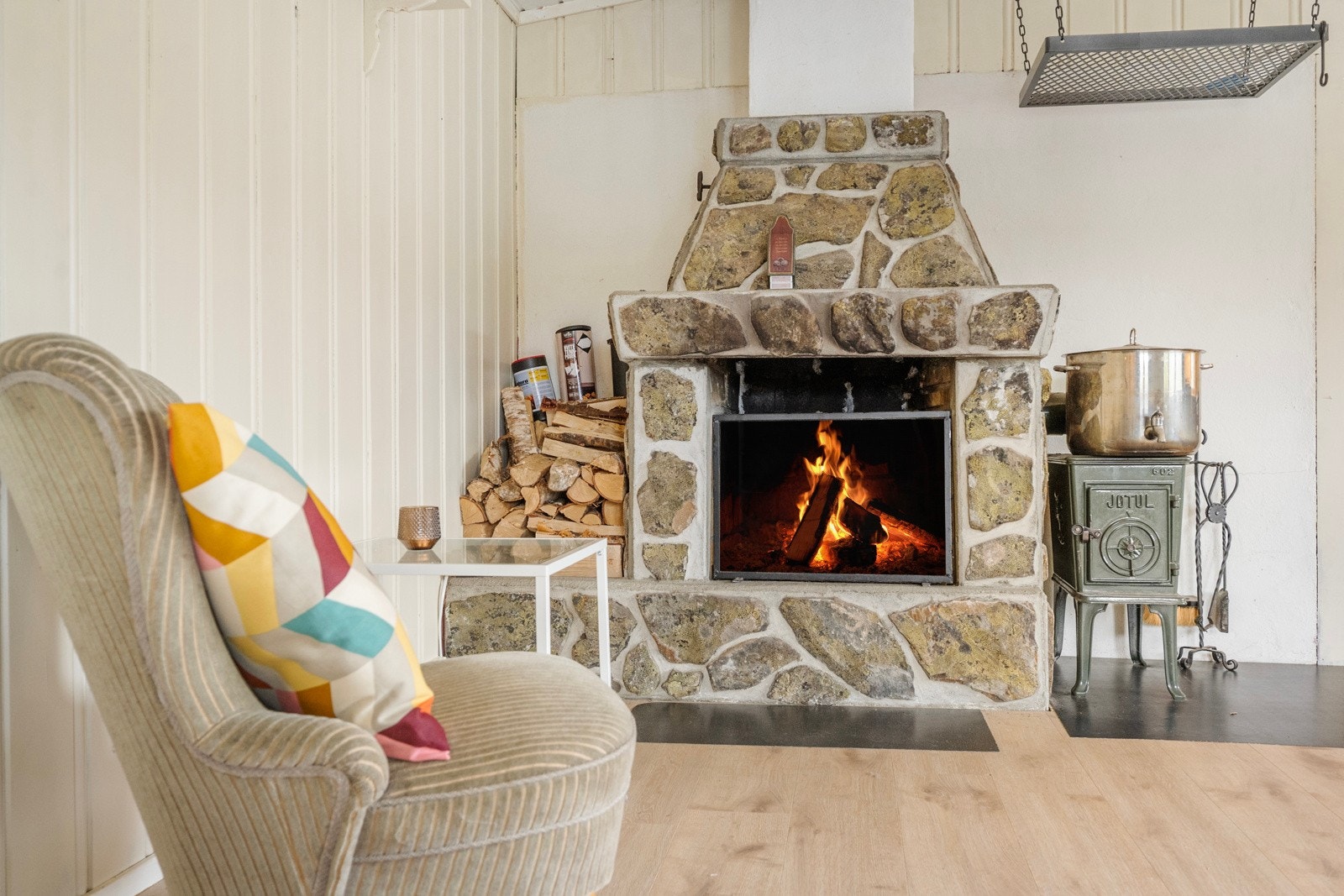 Hytta varmes opp med vedovn og åpen peis, og i tillegg er det montert en Wallasovn med ring hytta varm -funksjon Galleribilde