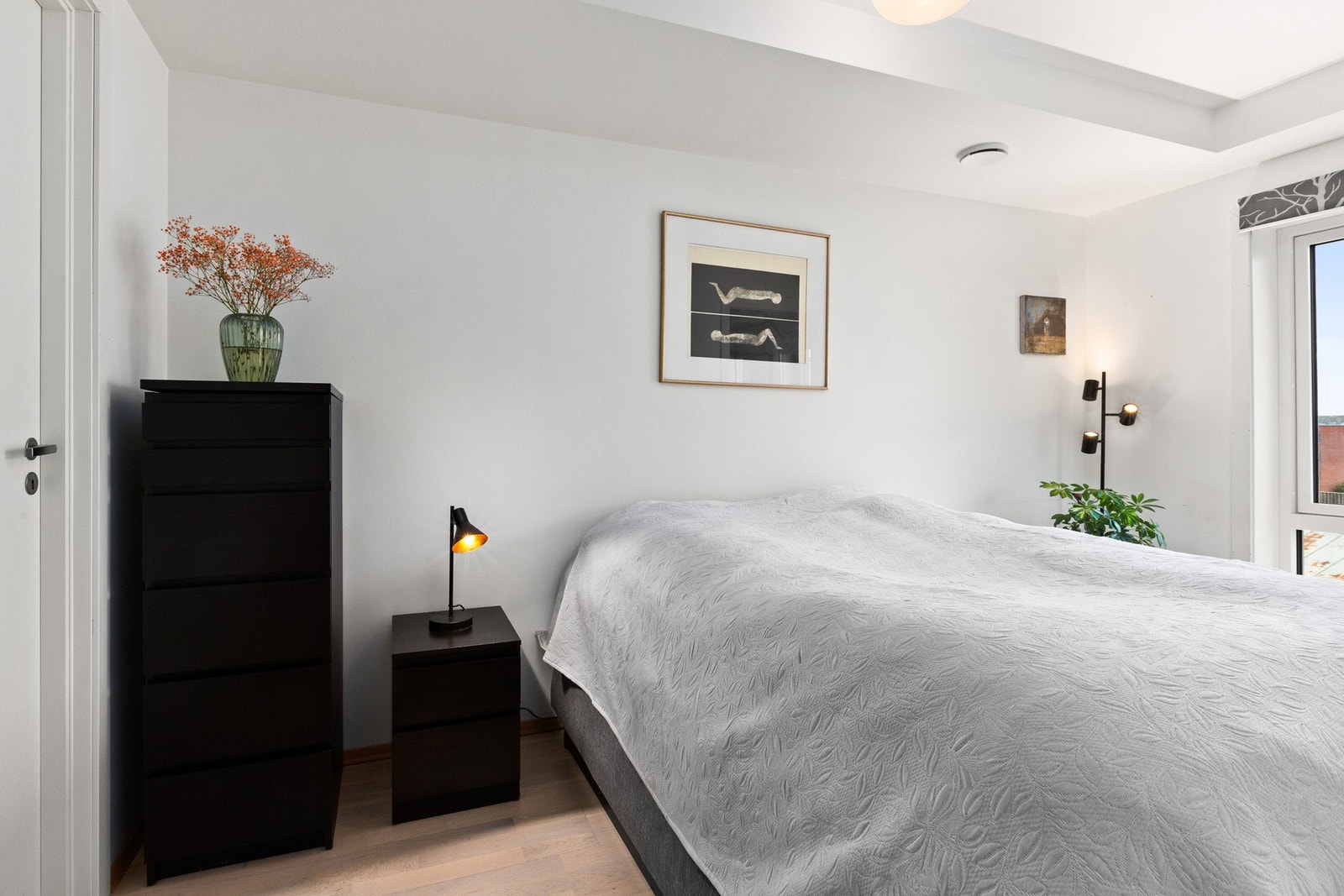 Soverommet har god størrelse og tilknyttet bod/garderoberom som gir praktisk oppbevaringsplass. Galleribilde